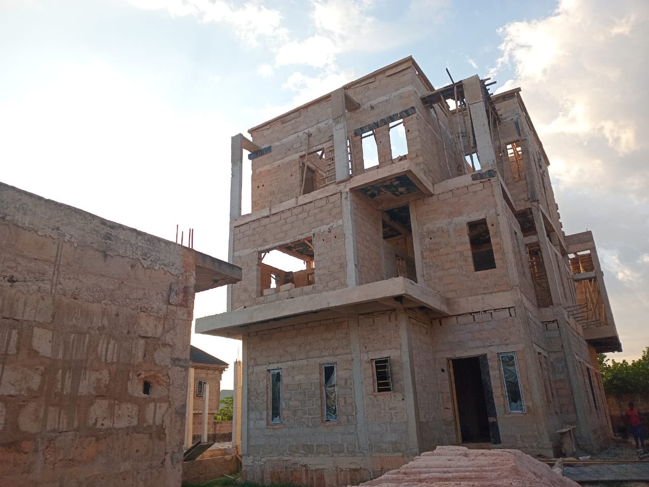 Uncompleted 5 bedrooms duplex with pent house 